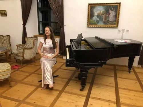 Šaty z autorskej kolekcie Daniely Augustínovej so sublimáciou obrazov Martina Augustína