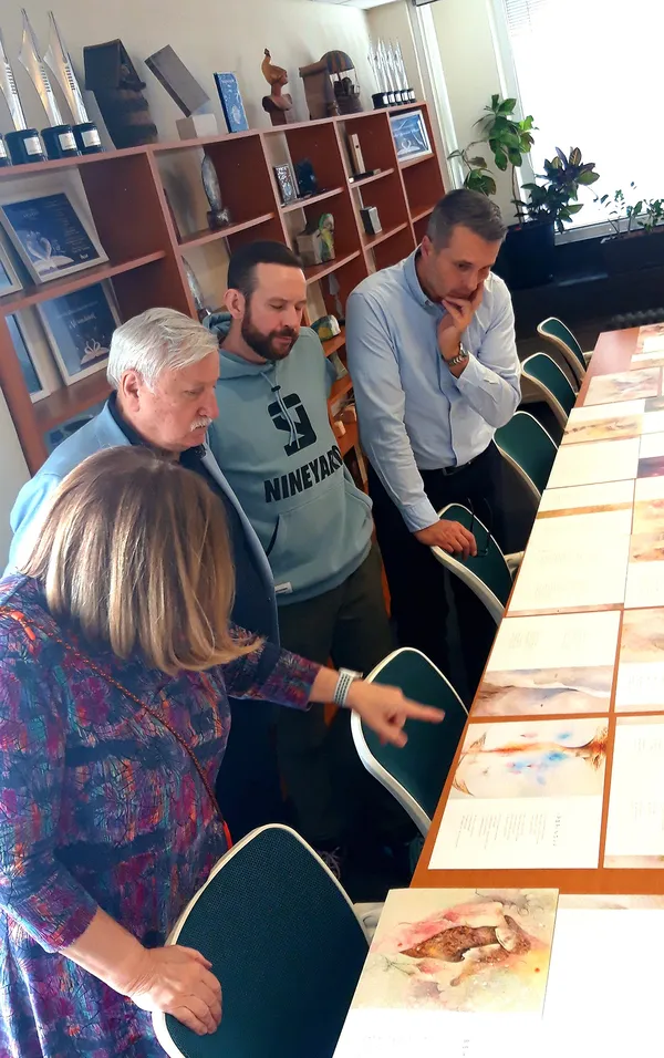 Príprava knihy Kamila Peteraja Vyznania (edícia wwwluxusnakniznica.sk) vo vydavateľstve Ikar, z ľava: Gabika Belopotocká, Kamil Peteraj, Mychal Synak, Marek Néma