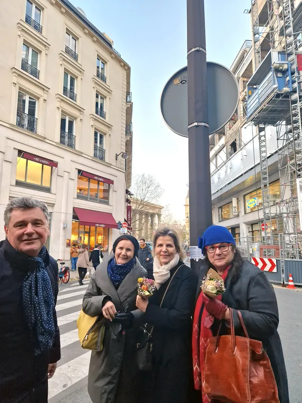 Stretnutie s priateľmi v Paríži pri príležitosti otvorenia výstavy Ticho v kostole Sainte Marie-Madeleine v Paríži, z ľava: Martin Augustín, Daniela Augustínová, Jana Kňažková, Jana Bittnerová