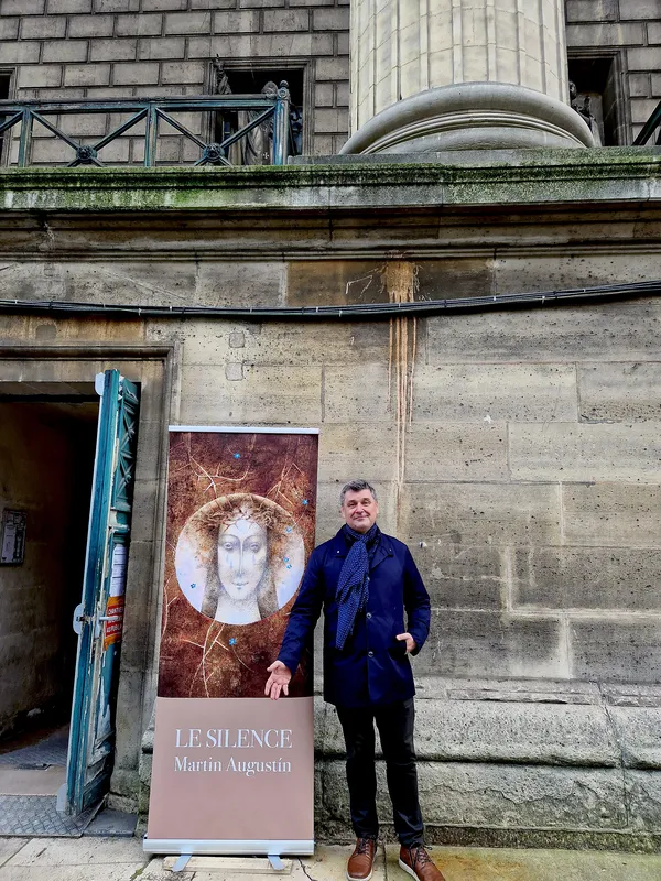 Pred otvorením výstavy Ticho v v kostole Sainte Marie-Madeleine v Paríži