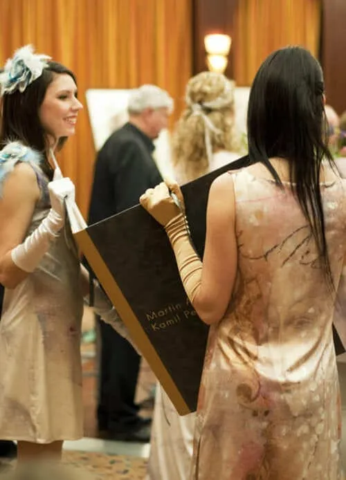 Šaty z autorskej kolekcie Daniely Augustínovej so sublimáciou obrazov Martina Augustína