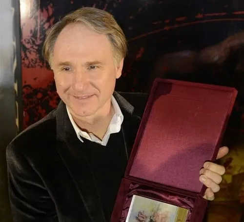 Dan Brown s ocenením od vydavateľstva Ikar, autor ceny Martin Augustín