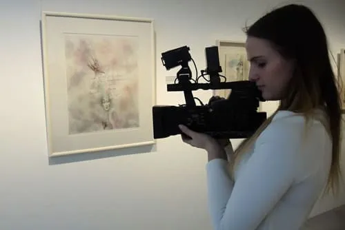 Niki Pagáčová na výstave Martina Augustína v Danubiana Meulensteen Art Museum