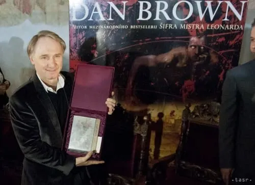 Dan Brown s ocenením od vydavateľstva Ikar, autor ceny Martin Augustín