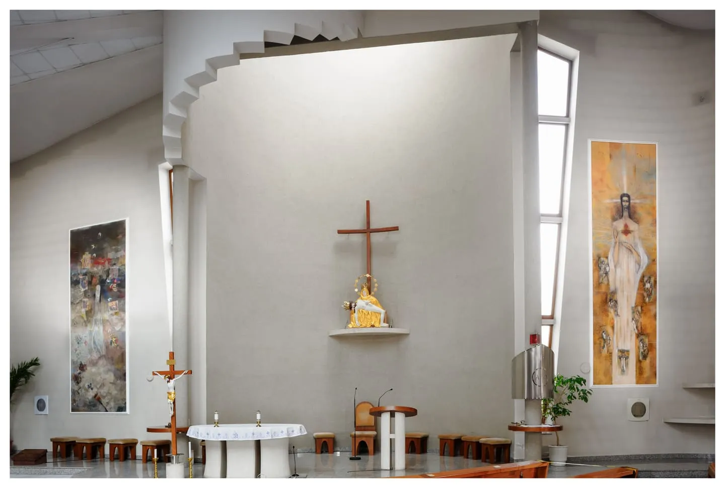 Pohľad do interiéru kostola Sedem - bolestnej Panny Márie v Bratislave, na pravej strane - Kristus, sedem sviatostí